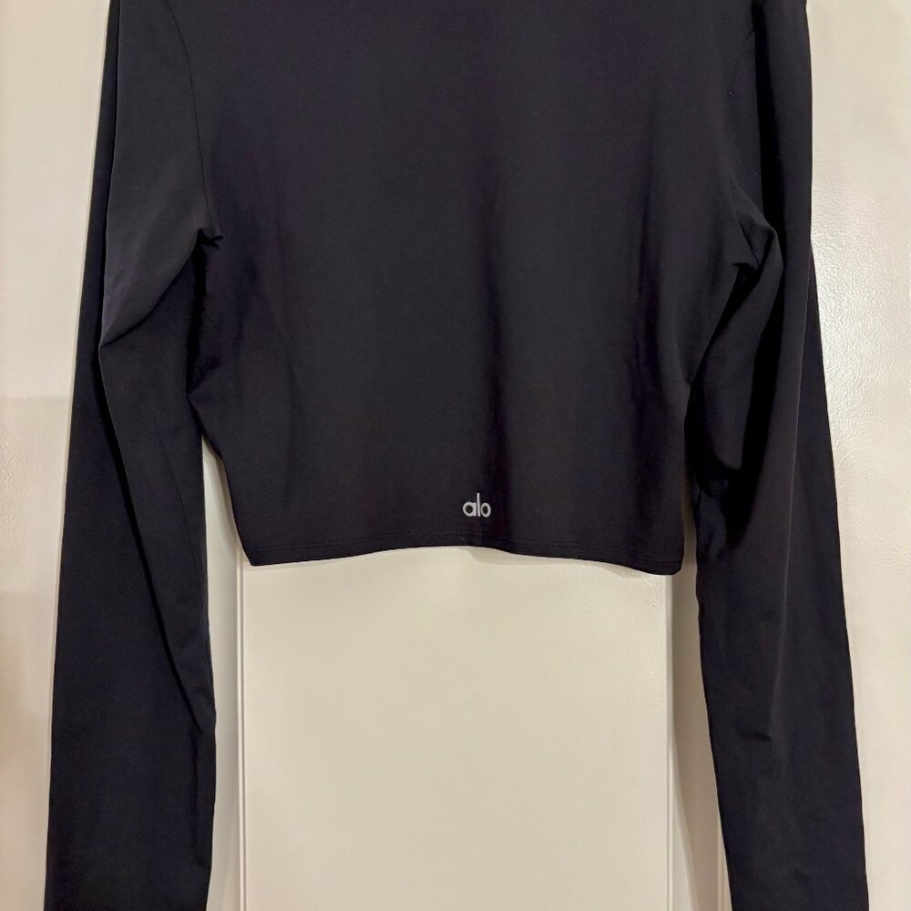 ALO Long-Sleeved Cropped Black Top.
